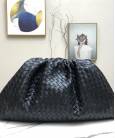 Сумка Bottega Veneta The Pouch Black Woven Clutch